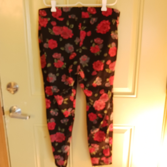 Torrid size 2 black red rose leggings - Picture 4 of 5